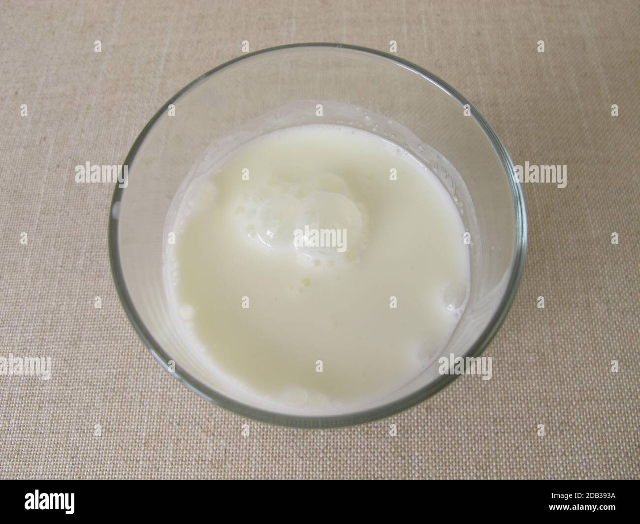 Un verre d'ayran fait de yaourt, d'eau glacée et de sel Banque D'Images