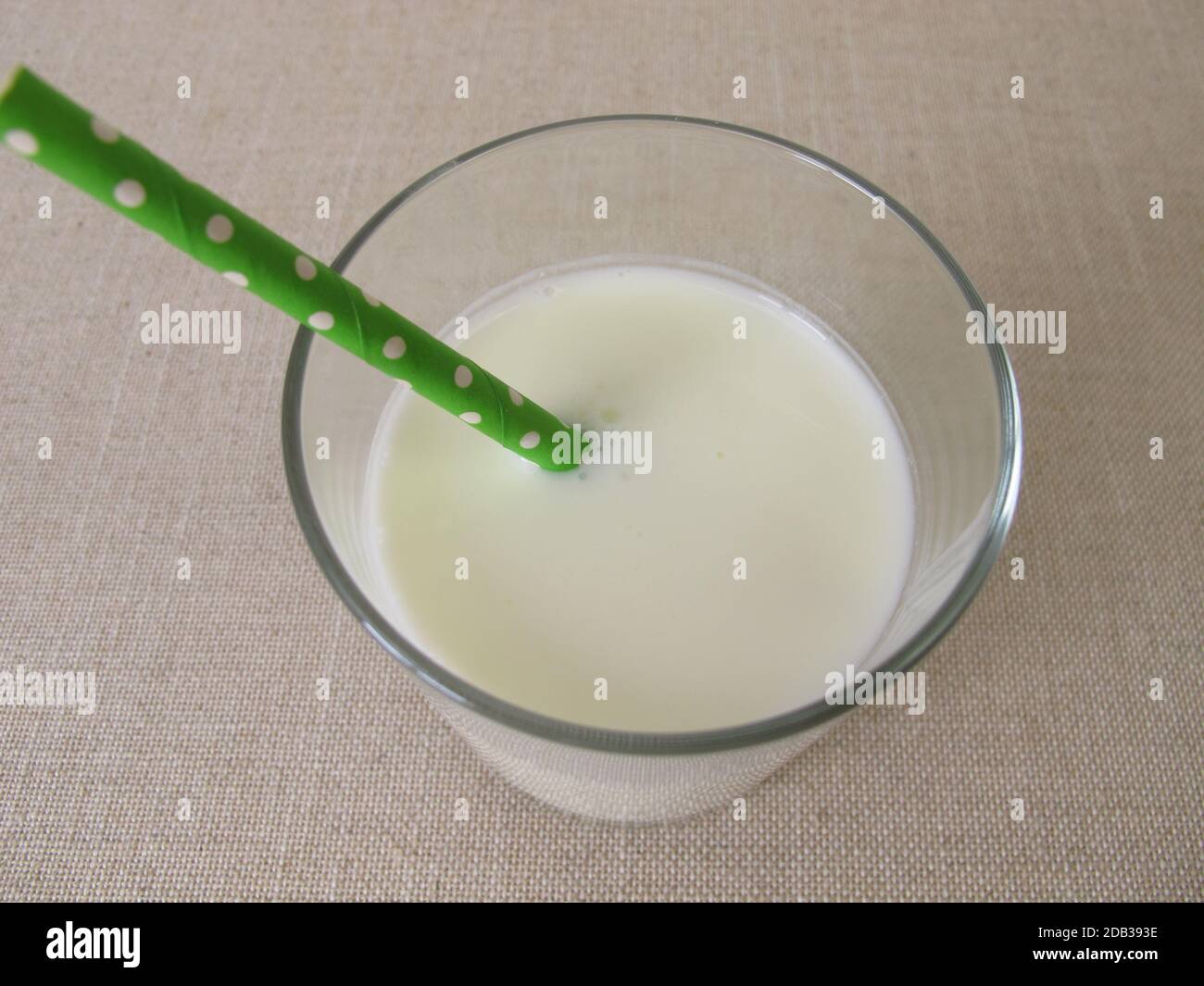 Un verre d'ayran fait de yaourt, d'eau glacée et de sel Banque D'Images