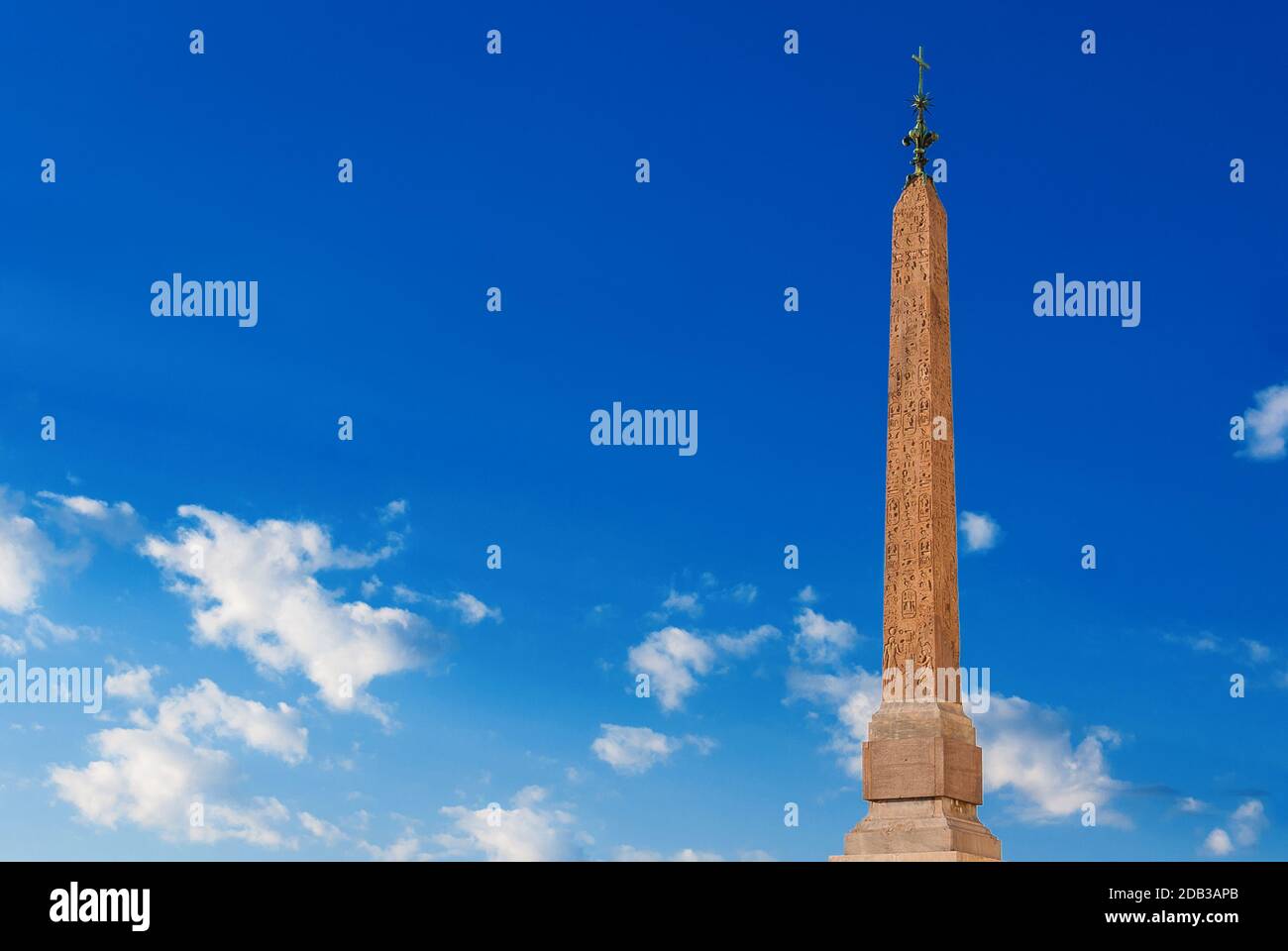 Égypte à Rome. Salustiano Obélisque parmi les nuages, une ancienne copie romaine construite dans l'AD du 3ème siècle, maintenant au sommet des marches espagnoles (avec espace de copie) Banque D'Images