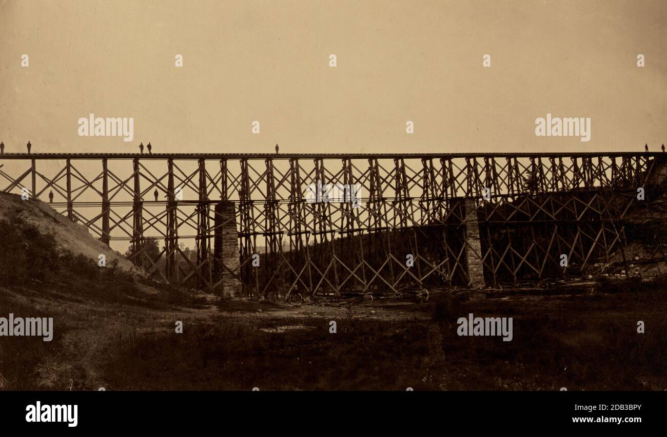 Pont de chemin de fer militaire au-dessus de Potomac Creek sur Richmond, Fredericksburg & Potomac Railroad, construit par l'U.S.M.R.R. Corps de construction, C.F. Nagle, superviseur / photographié par le capitaine A.J. Russell, chef du Photographic corps, U.S. M.R. R. Banque D'Images