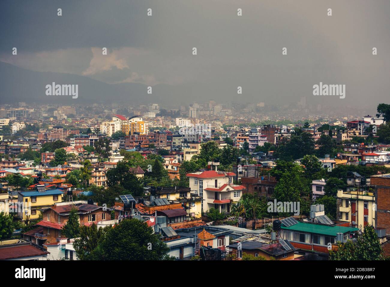 Nuages sombres au-dessus de Patan et Katmandou, Népal Banque D'Images