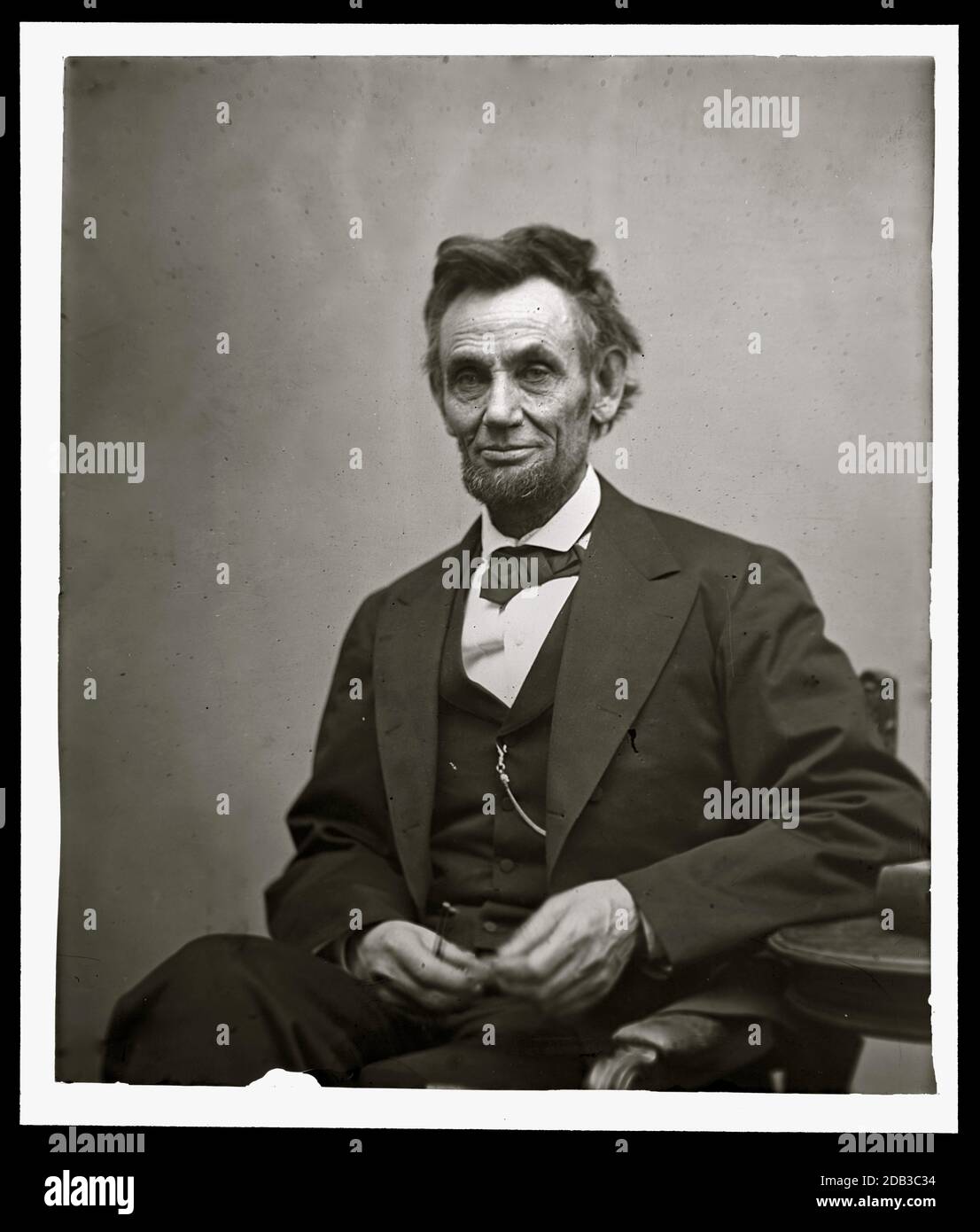Abraham Lincoln, portrait de trois quarts de longueur, assis et tenant ses lunettes et un crayon. Banque D'Images