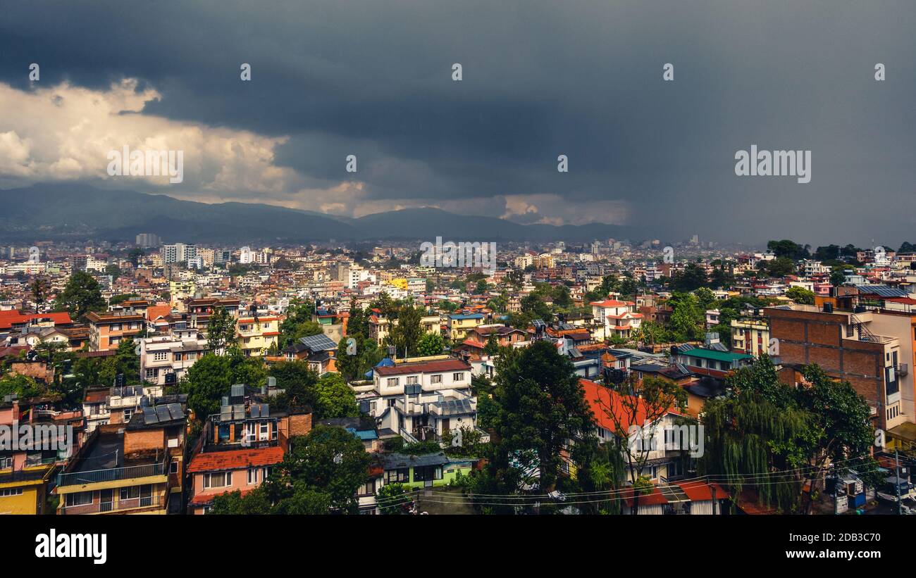 Nuages sombres au-dessus de Patan et Katmandou, Népal Banque D'Images