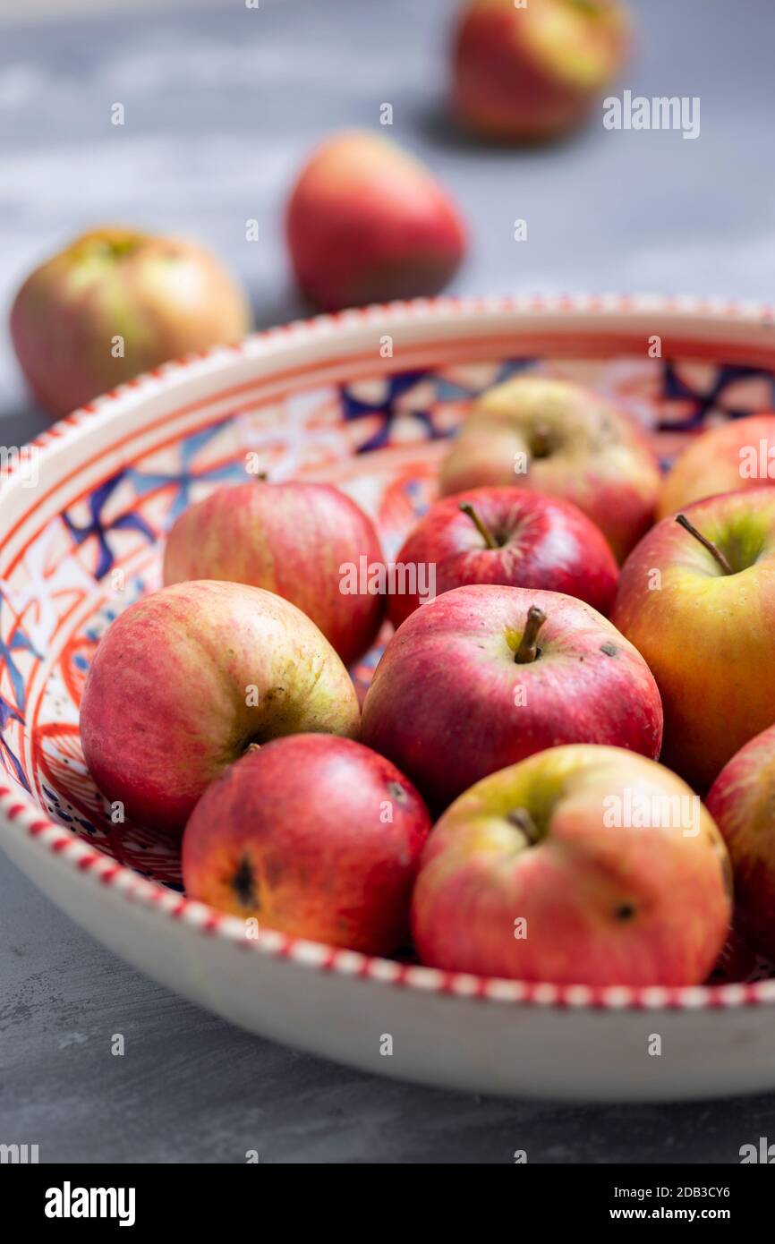 Pommes rouges dans bol - FOOPPIX Banque D'Images