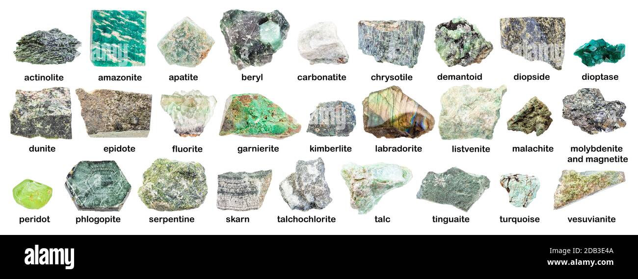 ensemble de diverses pierres vertes rugueuses avec des noms (labradorite, chrysotile, fluorite, tinguaite, phonolite, carbonatite, apatite, glaucophane, skarn, kimbe Banque D'Images