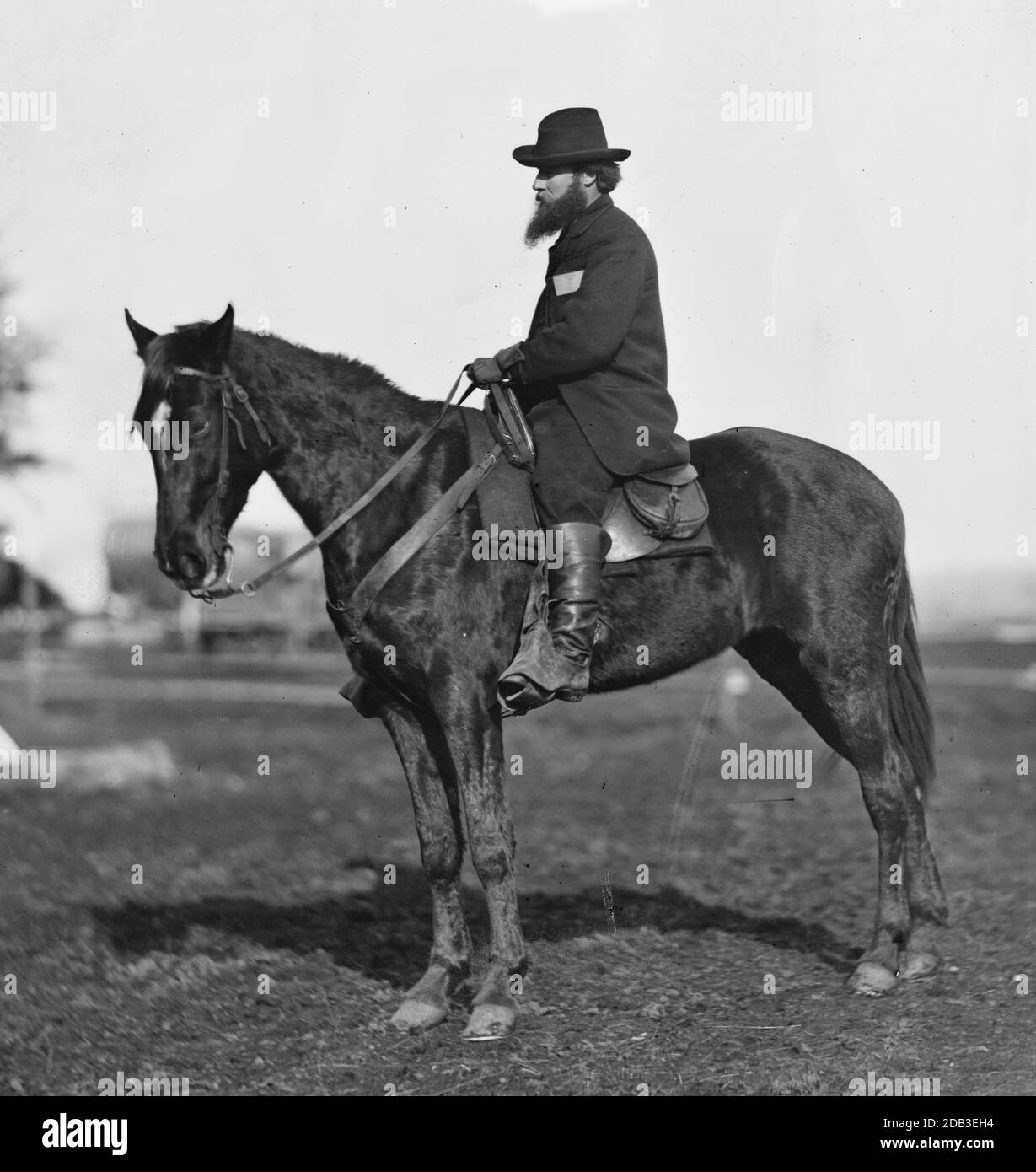 Brandy Station], [Virginie]. Alfred R. Waud, artiste de « Harper's Weekly » (assis sur un cheval) au quartier général de l'Armée du Potomac. Banque D'Images