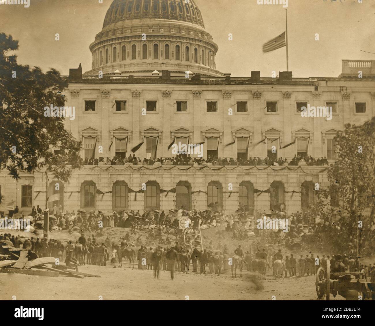 Washington, D.C. spectateurs à côté du Capitole, qui est accroché à la crêpe et a un drapeau à mi-mât pendant la « grande revue » de l'Armée de l'Union. Banque D'Images