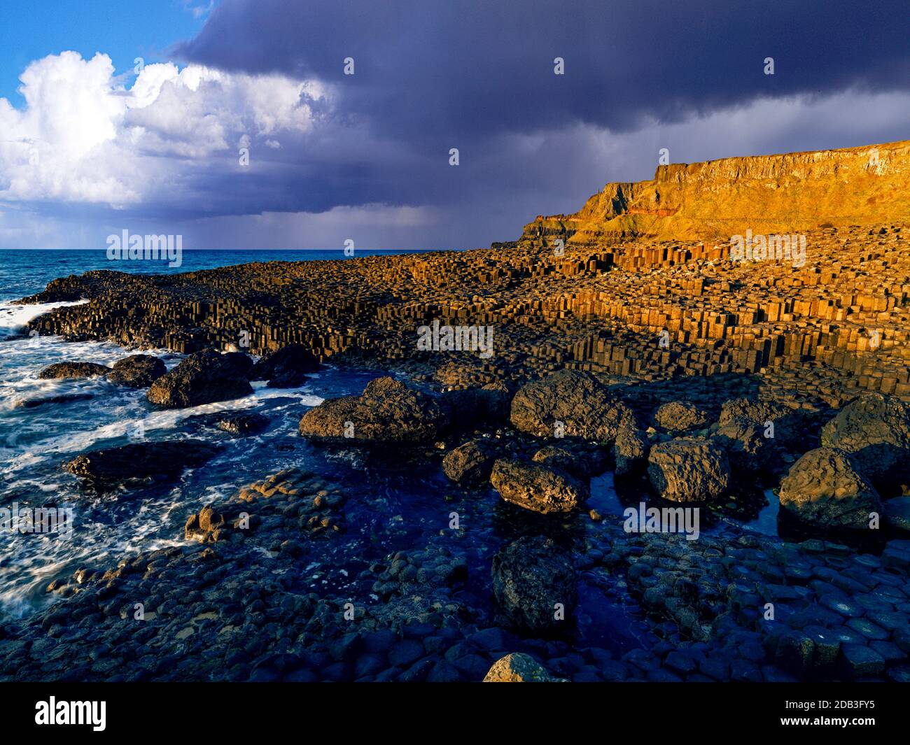 Giants Causeway National Trust Causeway Coast County Antrim Irlande du Nord Site du patrimoine mondial pierres colonnes hexagonales Géologie Basalt vagues de la mer Banque D'Images