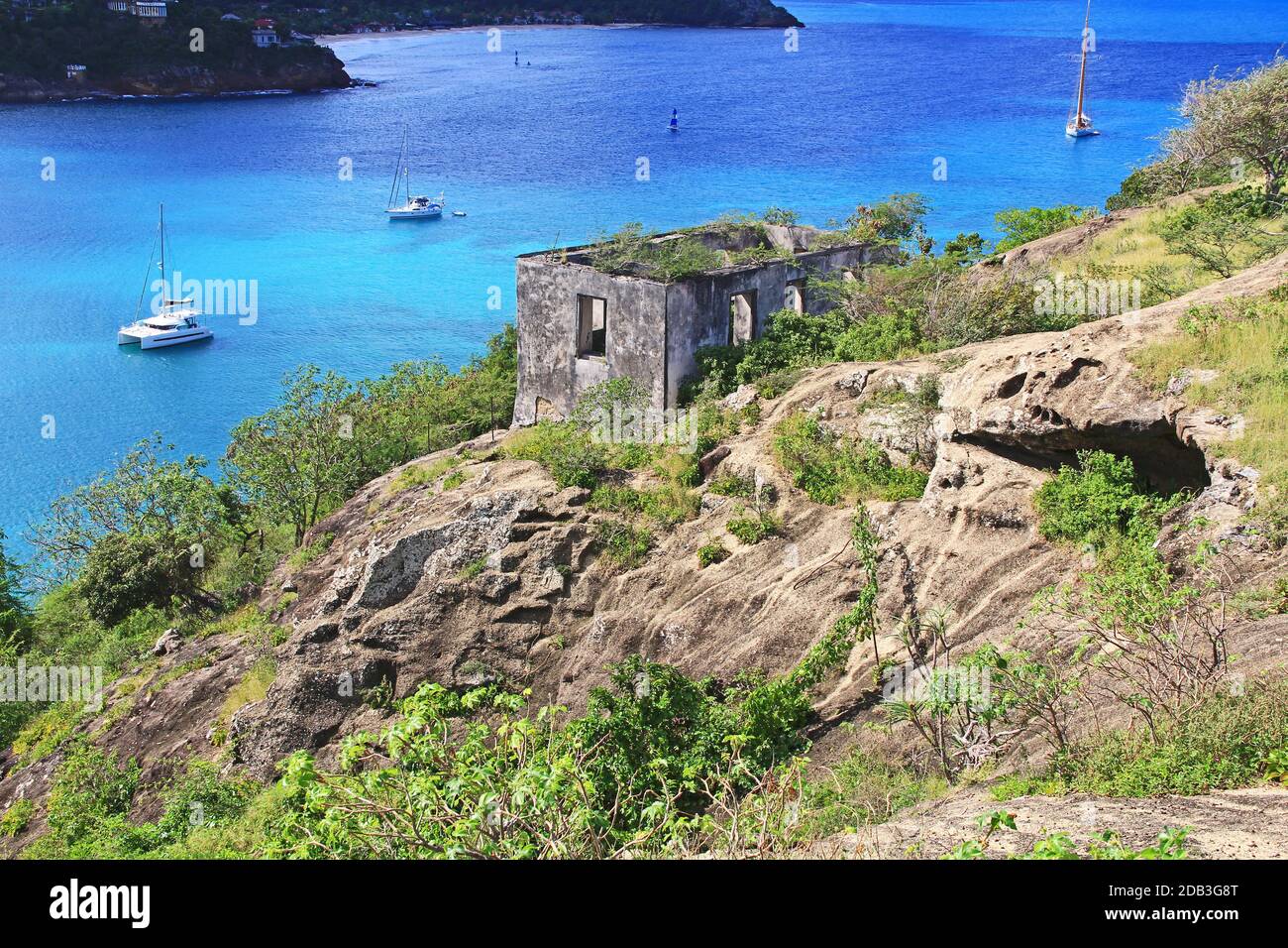 Vue sur Deep Bay depuis le Vieux fort Barrington, à Antigua, à St. Johnâ€™s. Banque D'Images