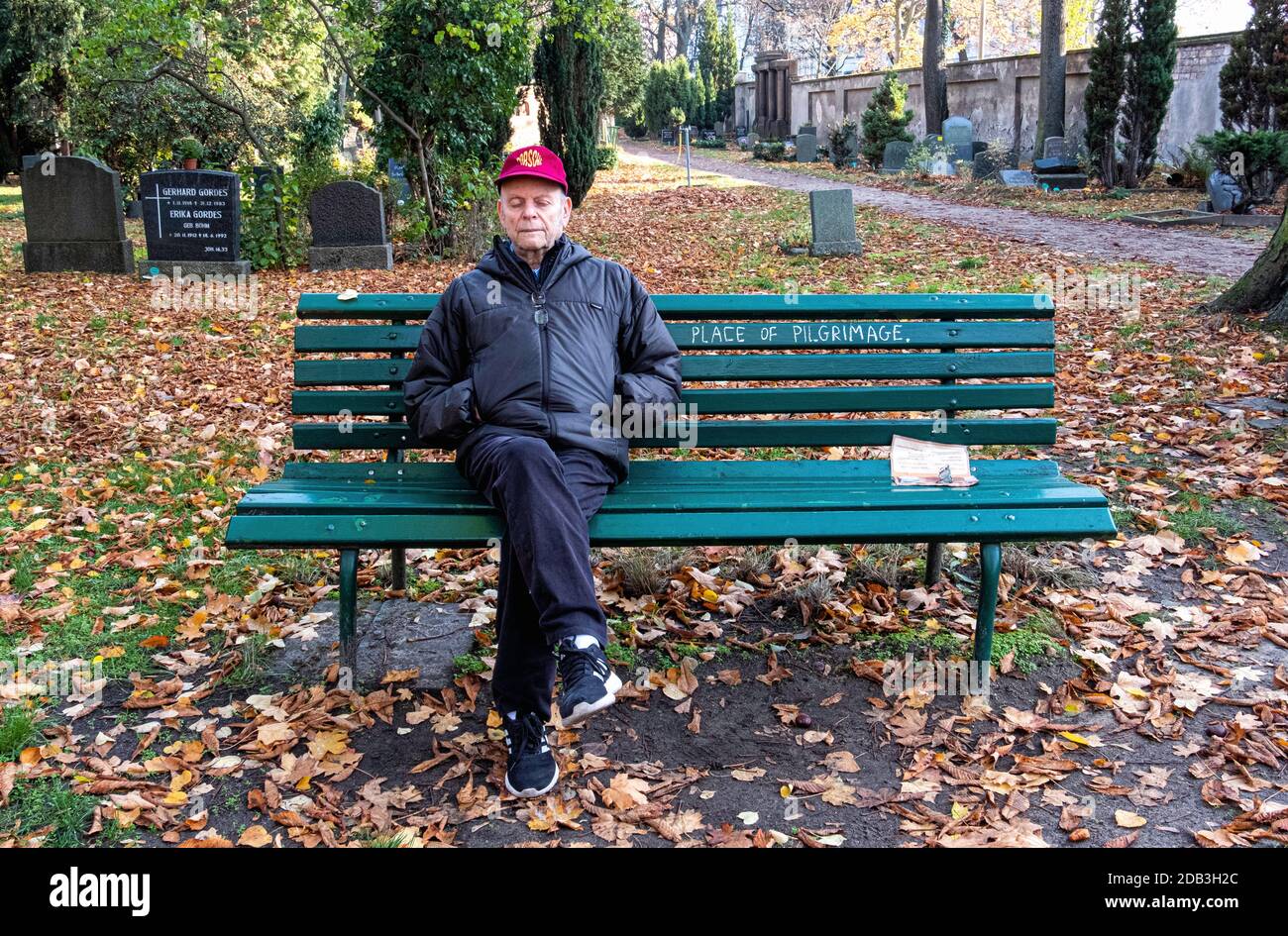 Friedhof Sophien ll, Mitte, Berlin. Homme âgé assis sur un banc, dans un cimetière qui avait l'air pensif, attentionné, triste. Lieu de pèlerinage insciption Banque D'Images