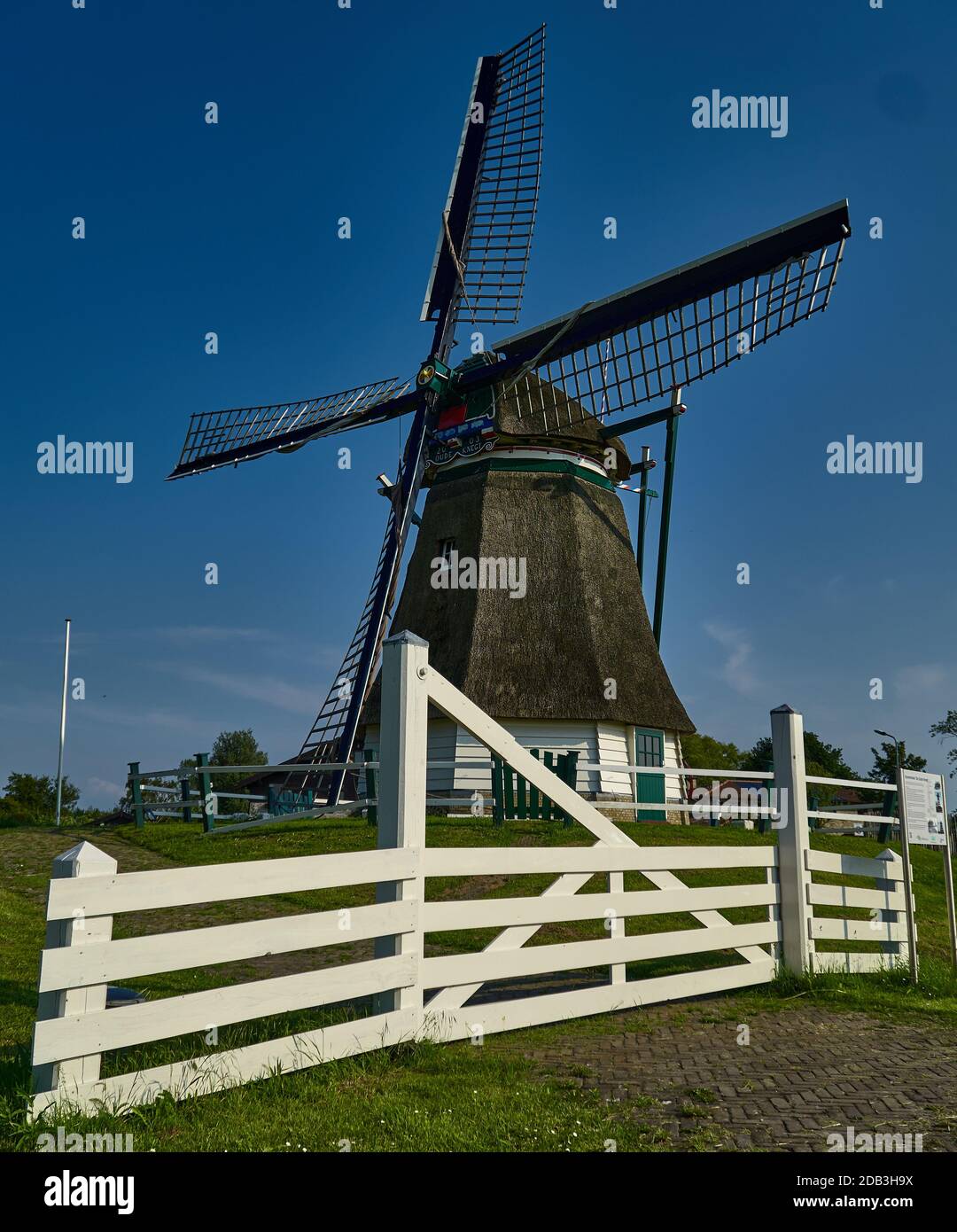 Ancien moulin à vent dans le champ des pays-Bas Banque D'Images