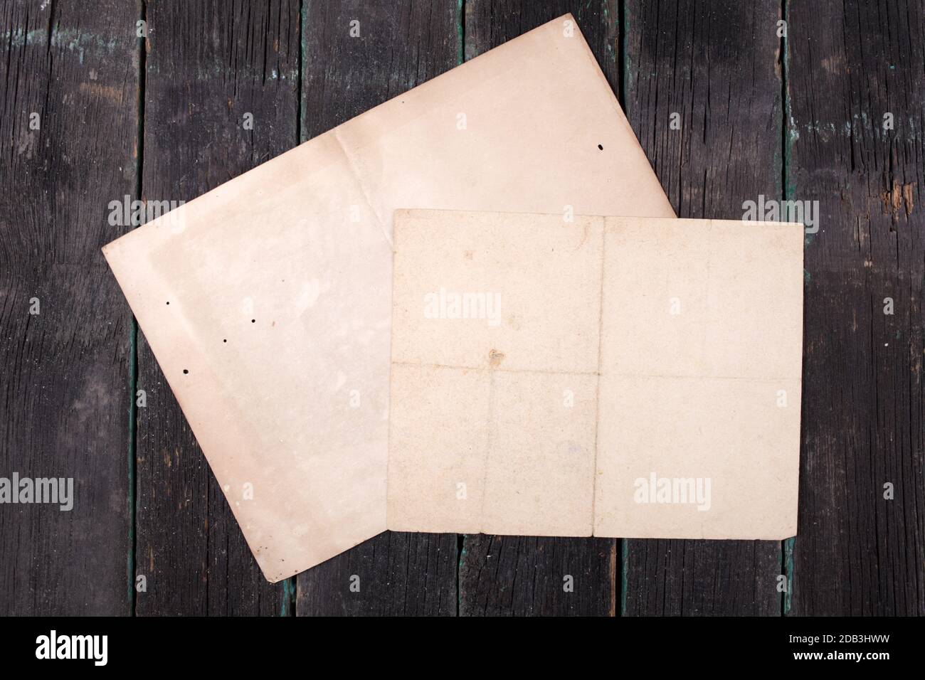 Deux feuilles de vieux papier sur fond en bois, modèles vides, maquette. Banque D'Images