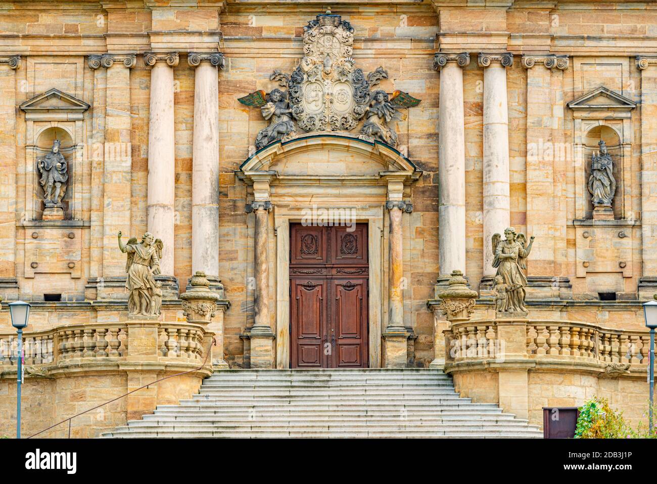 Grandes portes de la cathédrale en Allemagne. Entrée en voûte haute avec beaucoup de sculpture en elle et statues sur les murs. Architecture de l'Europe. Banque D'Images