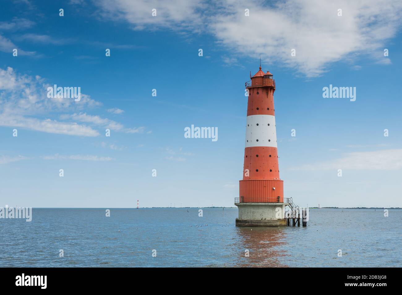 Phare d'Arngast avec ciel bleu dans l'eau près de Wilhelmshaven, Basse-Saxe, Allemagne Banque D'Images