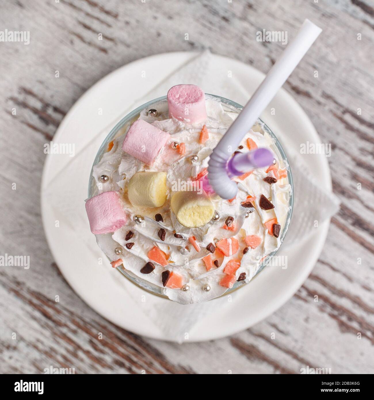 Cocktail de lait pour enfants avec guimauve. Menu enfants. Délicieux dessert au restaurant. Vue de dessus Banque D'Images