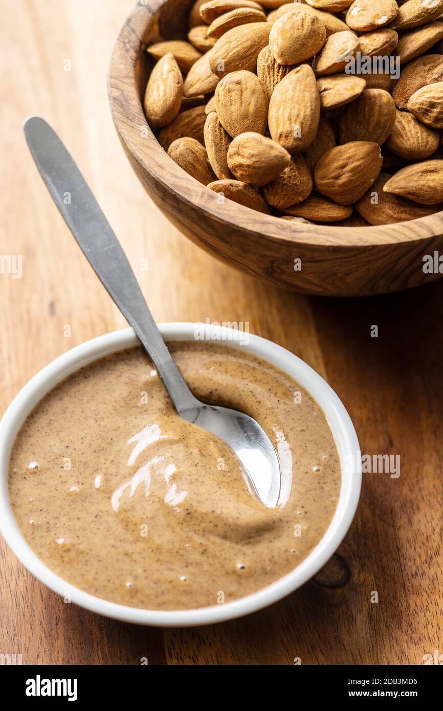 Amandes étalées. Amandes et beurre sur table en bois. Banque D'Images