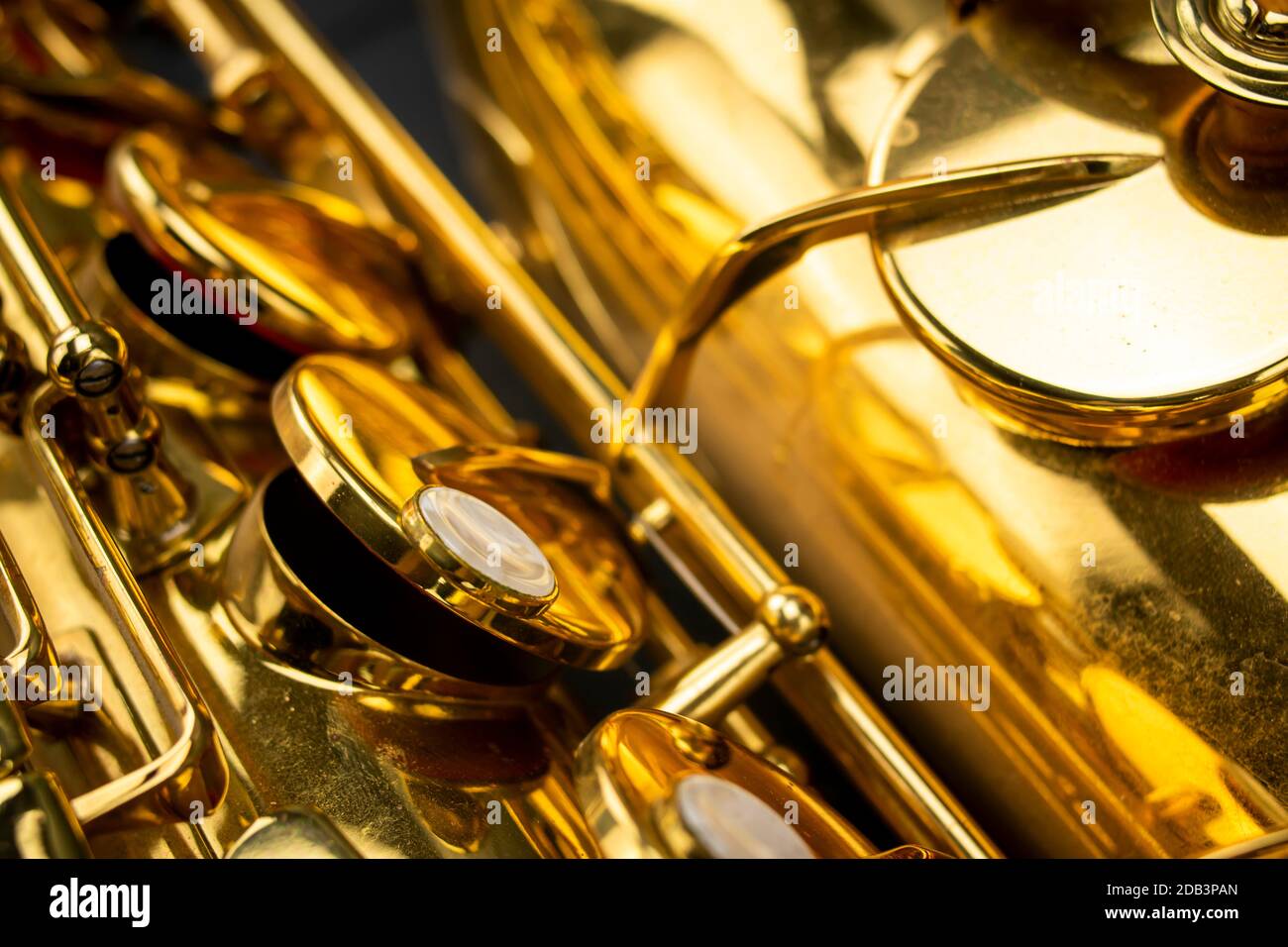 Corps et clés d'un saxophone doré sur fond gris en bois Banque D'Images