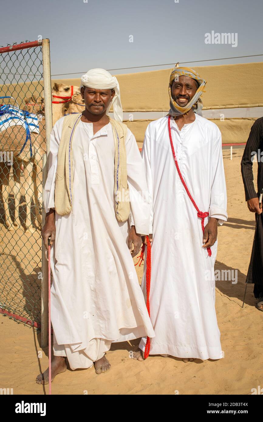 Emirats Arabes Unis / Al Dhaid / Camel entraîneurs sur le circuit de course de chameau. Banque D'Images