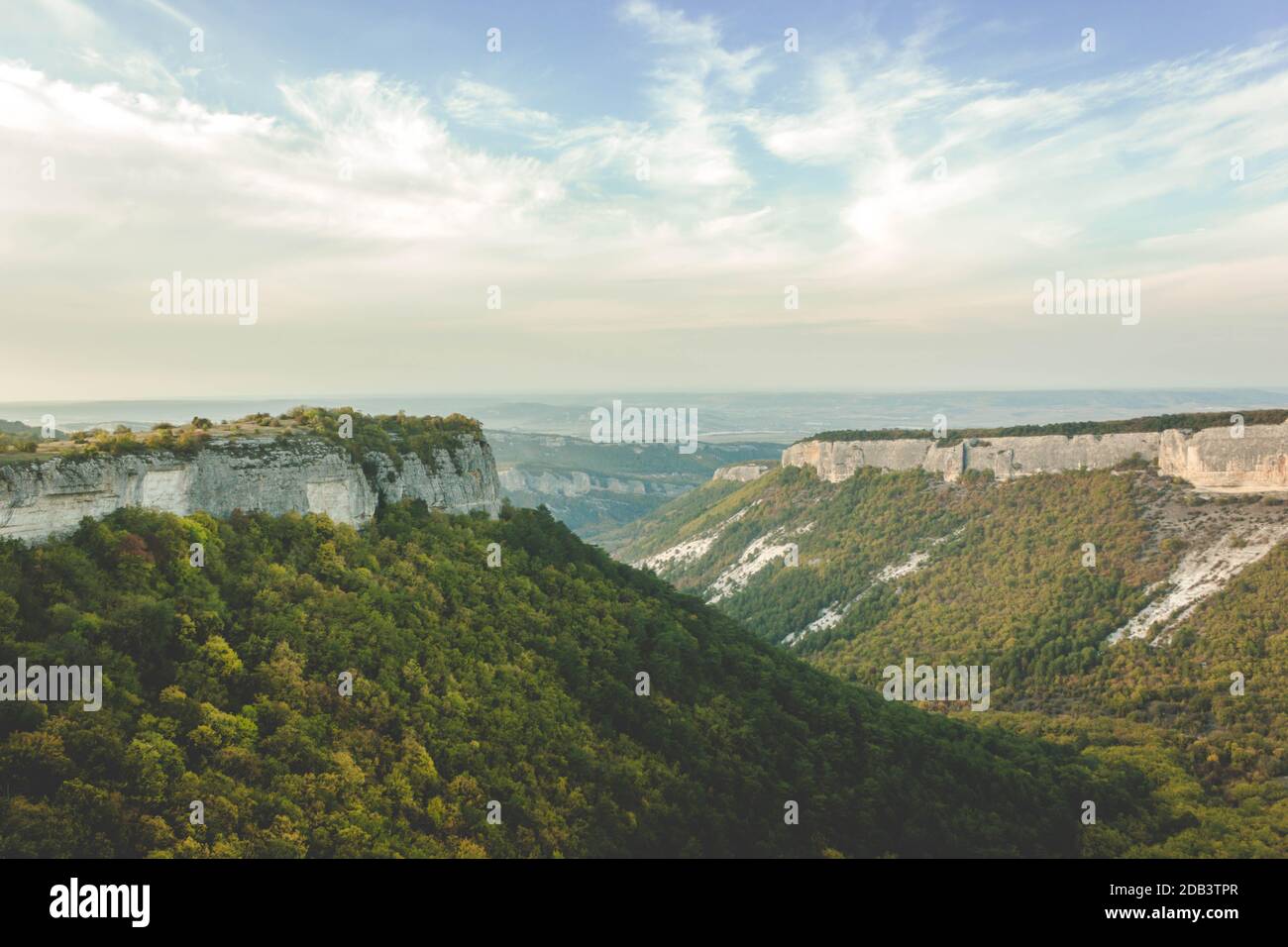 Vue panoramique sur le paysage de montagne à l'aube. Arrière-plan horizontal net avec espace pour la copie de texte Banque D'Images