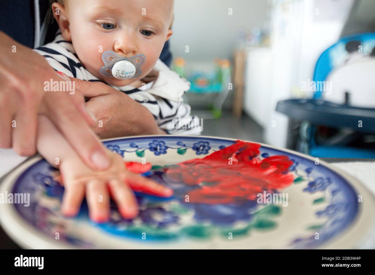 Mere Aidant Bebe Peinture Art Goutte A Goutte Peinture Sur Toile Kerroch Bretagne France Photo Stock Alamy