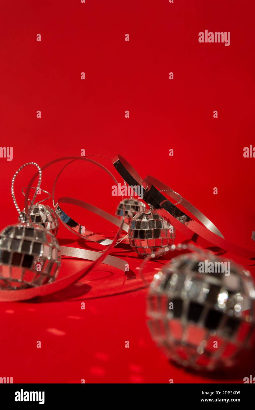 Boules disco sur fond rouge Banque D'Images