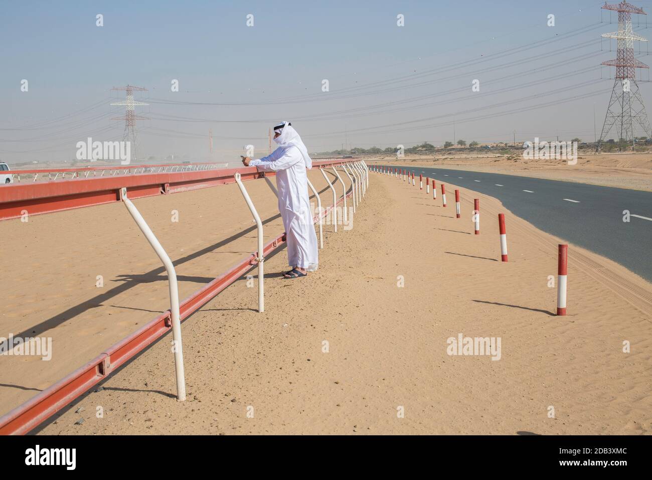 Emirats Arabes Unis / Al Dhaid / Arab men is Observation de la course de chameaux dans la région centrale de l'émirat de Sharjah aux Emirats Arabes Unis / © Horst FR Banque D'Images