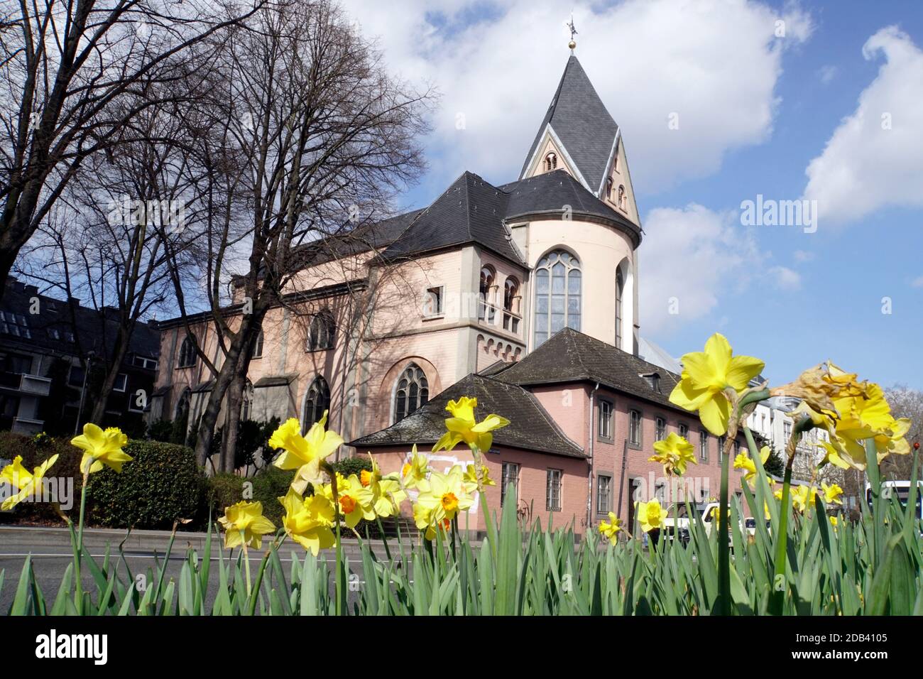 Romanische Kirche St. Maria à Lyskirchen, Blick vom Rheinufer, im Vordergrund das Küsterhaus, Köln, Nordrhein-Westfalen, Allemagne Banque D'Images