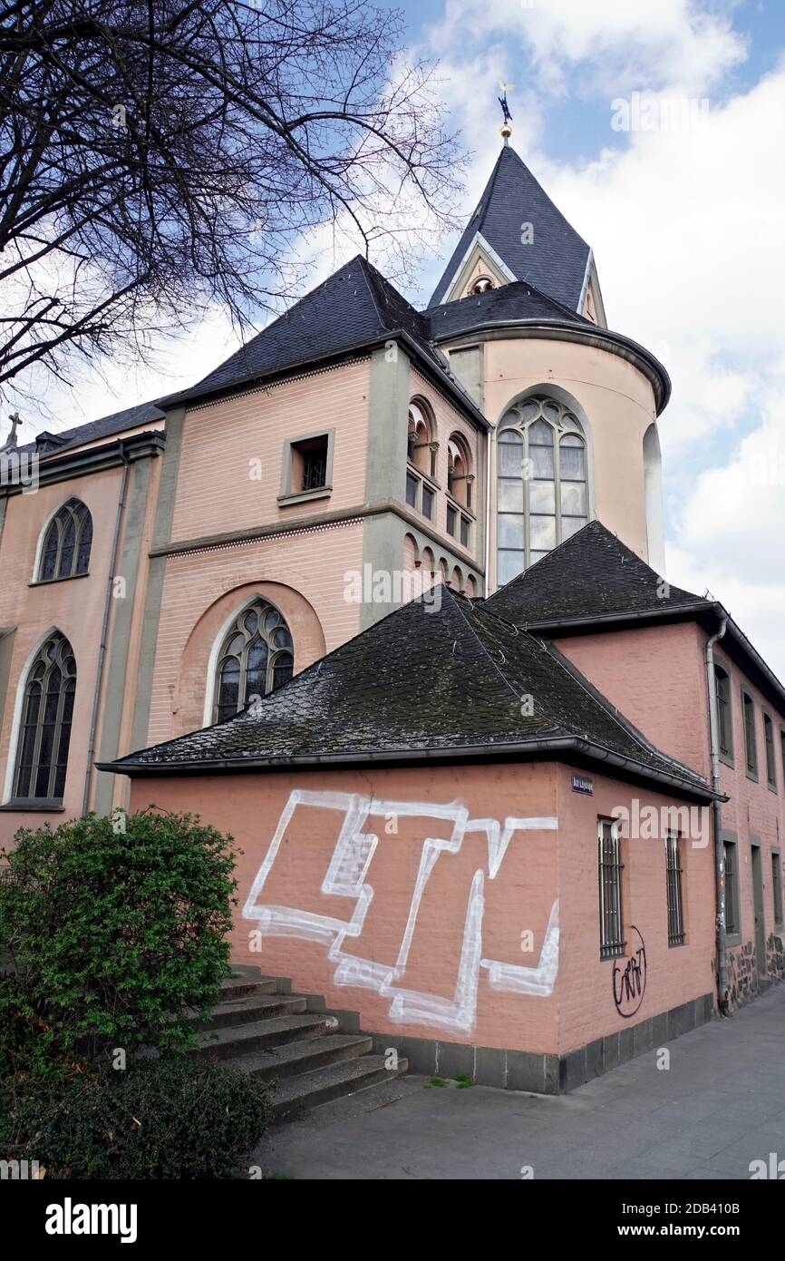 Romanische Kirche St. Maria à Lyskirchen, Blick vom Rheinufer, im Vordergrund das Küsterhaus, Köln, Nordrhein-Westfalen, Allemagne Banque D'Images