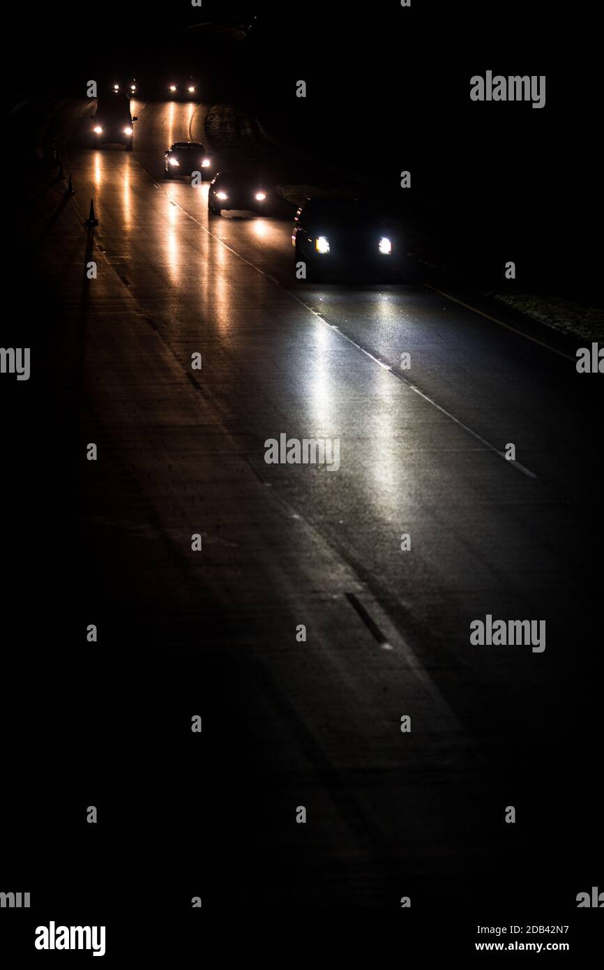 Route de nuit avec des voitures de se rendre à la maison du travail Banque D'Images