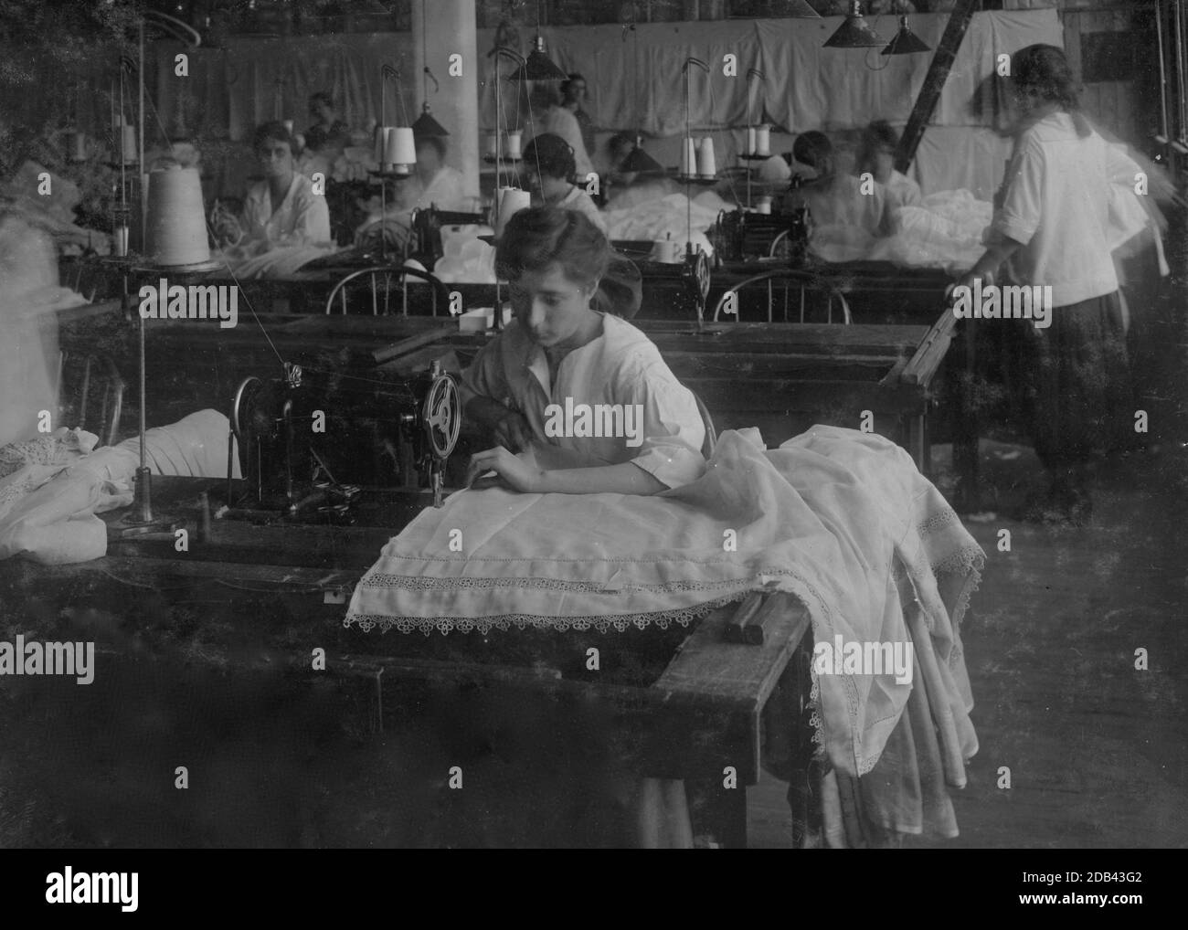Gertrude Belier, 15 ans. Rideaux de hemming sur la machine à Boutwell, Fairclough & Gold, 274 Summer Street extension. . Banque D'Images