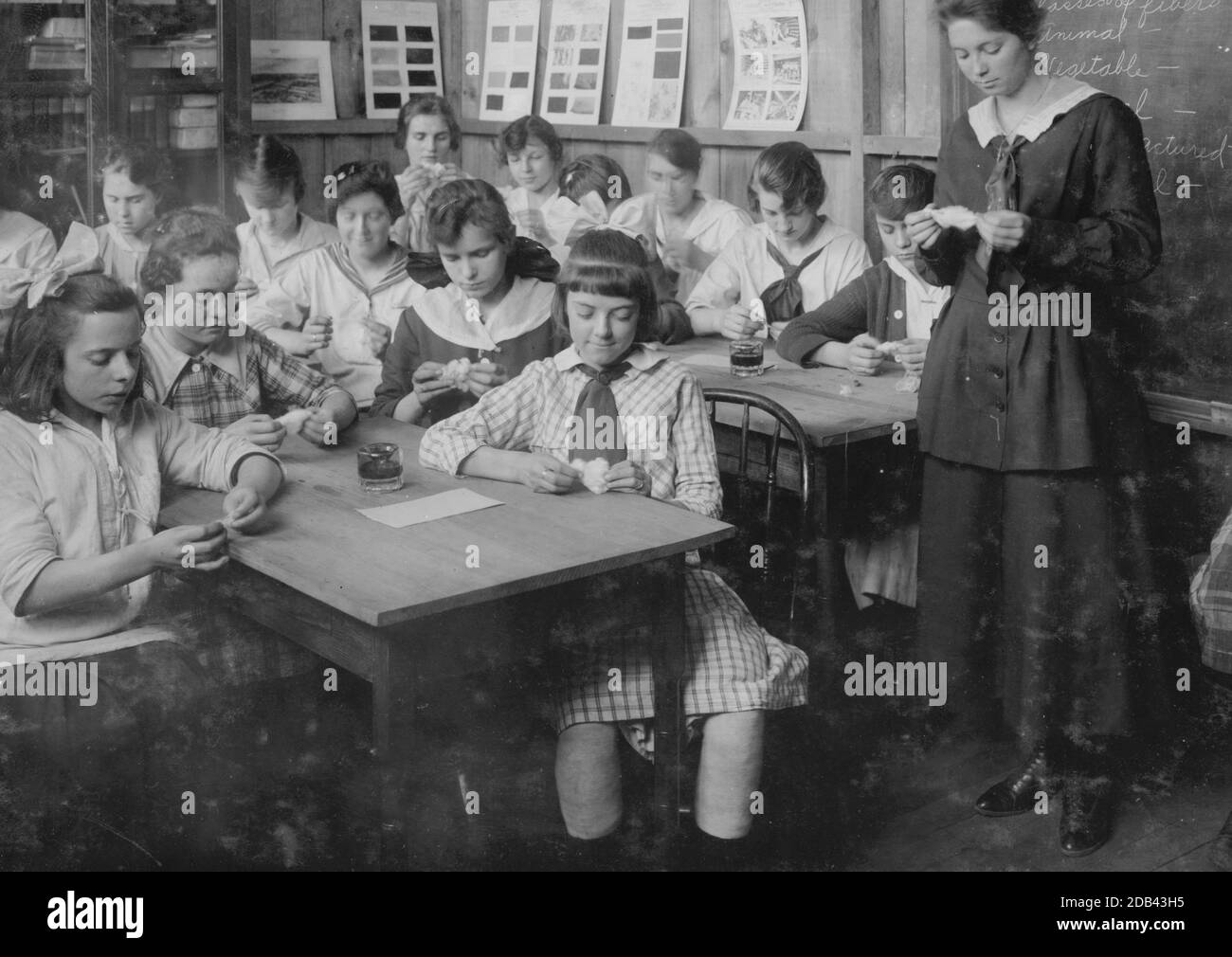 Groupe de l'école de continuation à Ipswich Mills, South Boston, étudiant les textiles. Banque D'Images