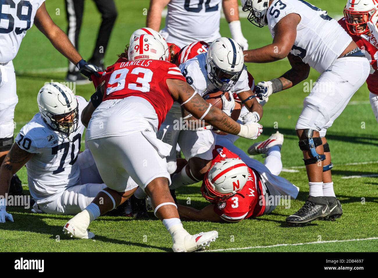 Lincoln, ne. États-Unis 14 novembre 2020. -Penn State Nittany Lions en arrière Devyn Ford #28 est attaqué par un groupe de défenseurs de Cornhusker du Nebraska lors d'un match de football de la NCAA Division 1 entre les Lions de Nittany de Penn State et les Cornhuskers du Nebraska au Memorial Stadium de Lincoln, ne. Nebraska a gagné 30-23.Jimmy Rash/Cal Sport Media/Alay Live News Banque D'Images