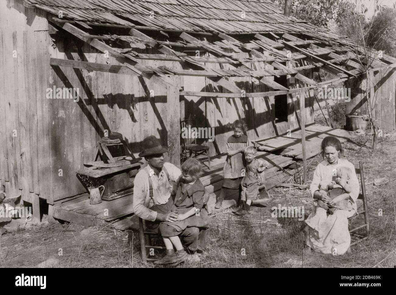 Frank Burditt et sa famille. Ils louent cette cabane délabrée et tentent de vivre au large de la terre maigre à proximité. . Banque D'Images