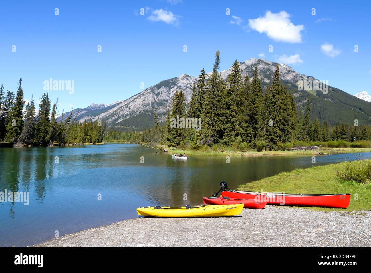 Banff Canoe Club près de la rivière Bow, à Banff, au Canada. Kayaks et canoës à louer. Banque D'Images