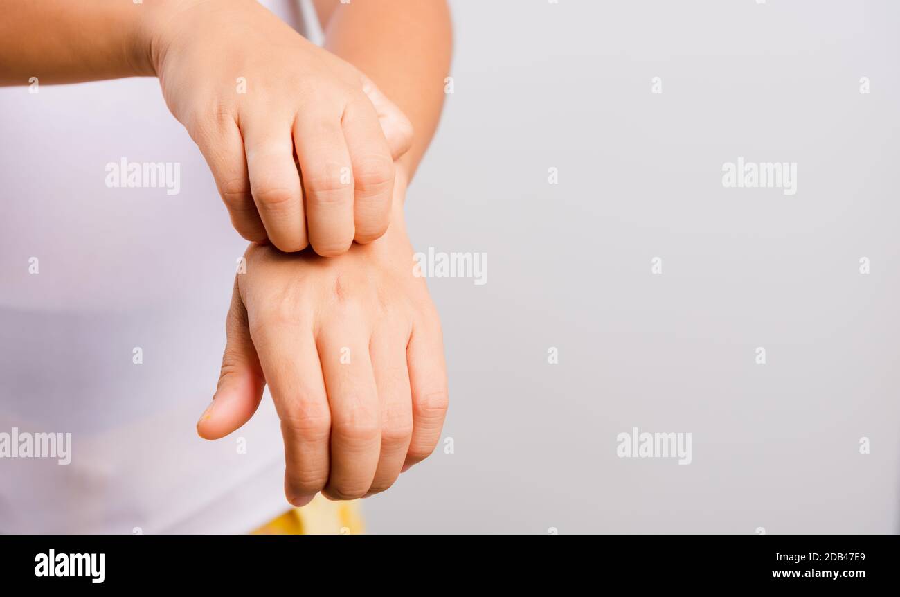 Une belle femme asiatique qui lui a fait pitié la main à gratter la main sur fond blanc avec l'espace de copie, le concept médical et de santé Banque D'Images