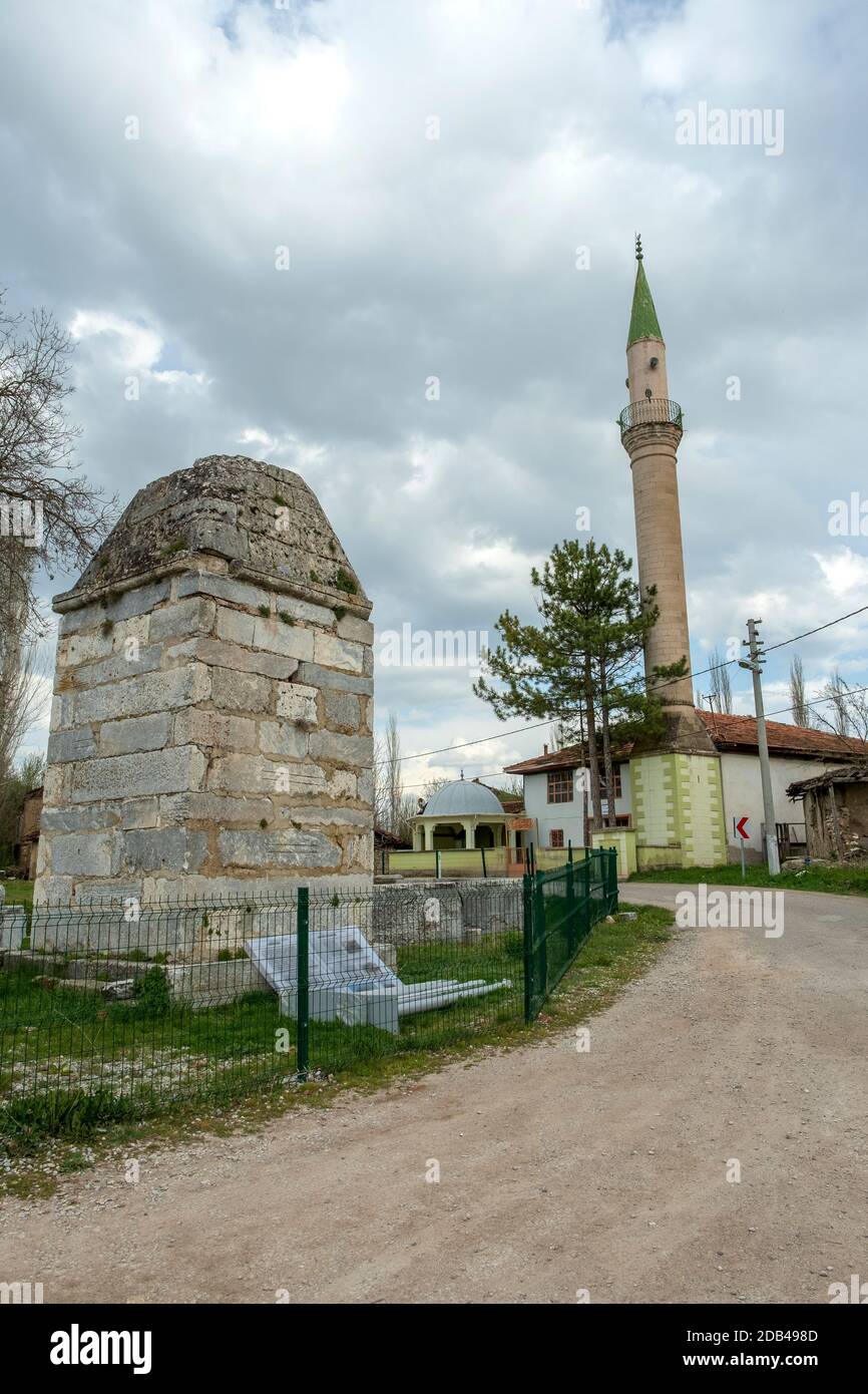Ruines d'une mosquée détruite près de la bourse de construction Aizonai ancienne ville à Cavdarhisar, Kutahya, Turquie Banque D'Images