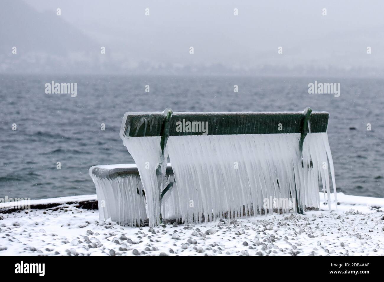 DAS vom vent an Ufer gepeitschte Wasser ließ Bänke, Einstiege und Geländer am Ufer des Attersees vereisen. - l'eau écrasée par le vent fait des banques, Banque D'Images