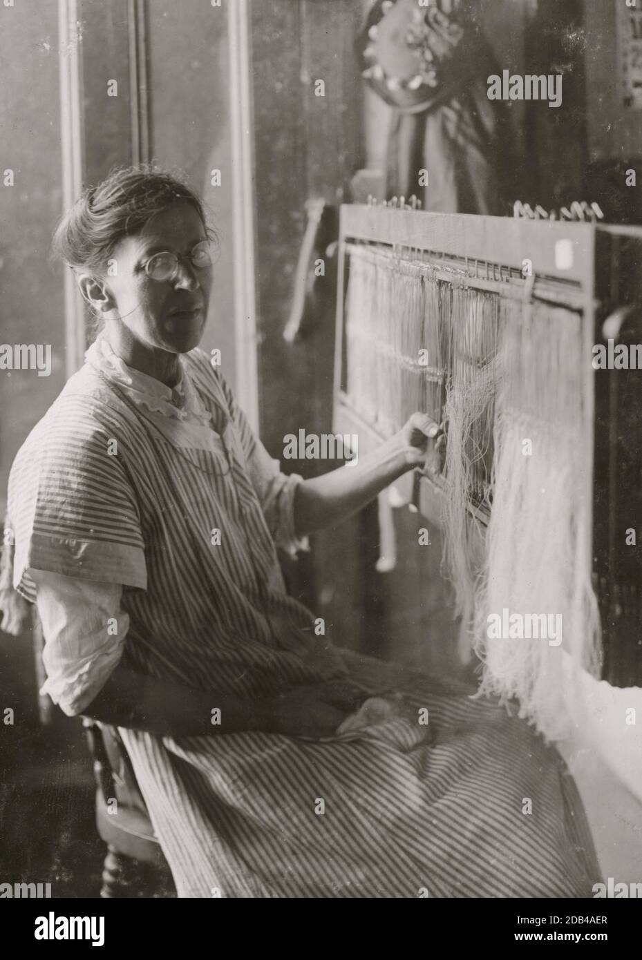 Travailleur plus âgé dans une usine de coton en train de dessiner. Banque D'Images