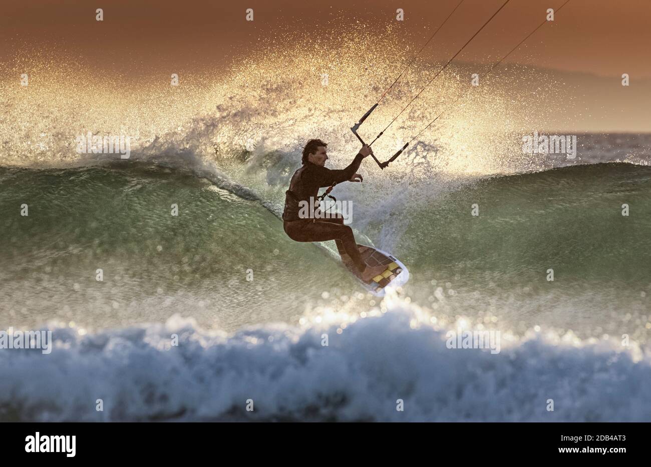 Kitesurf in Waves, Tarifa, Costa de la Luz, Cadix, Andalousie, Espagne. Banque D'Images