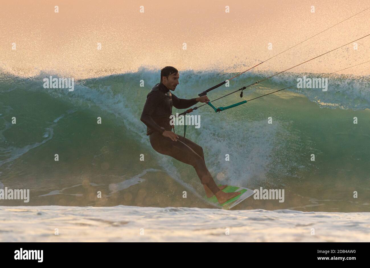 Kitesurf in Waves, Tarifa, Costa de la Luz, Cadix, Andalousie, Espagne. Banque D'Images