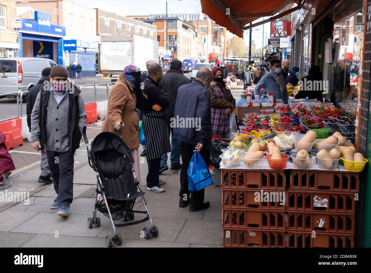 Alors que les Londoniens de la communauté principalement asiatique attendent le deuxième confinement national du coronavirus, c'est comme d'habitude au marché de Bethnal Green Road avec des gens qui sortent et s'en sortent, certains portant des masques et d'autres pas, Sur ce qui sera les quelques jours de la normalité avant un verrouillage total d'un mois au Royaume-Uni le 2 novembre 2020 à Londres, Royaume-Uni. Le système à trois niveaux au Royaume-Uni n'a pas fonctionné suffisamment pour supprimer le virus, et des politiciens ont reçu des appels pour qu'un verrouillage complet de « disjoncteur » soit annoncé pour aider à la propagation croissante du Covid-19. Banque D'Images