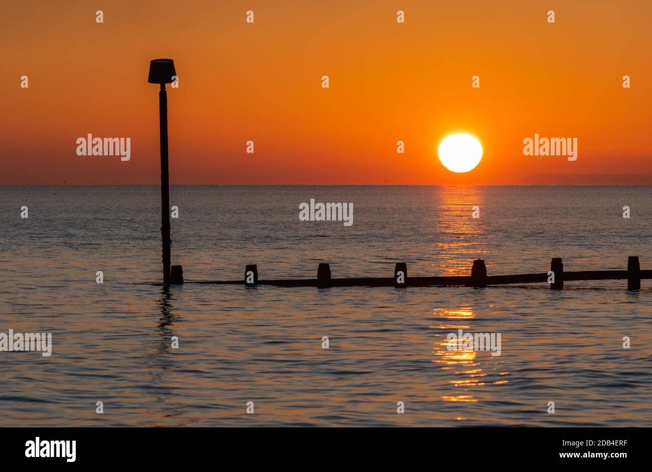 Vue sur le paysage du coucher de soleil sur la mer ou l'océan en automne au Royaume-Uni. Réglage bas du soleil. Banque D'Images