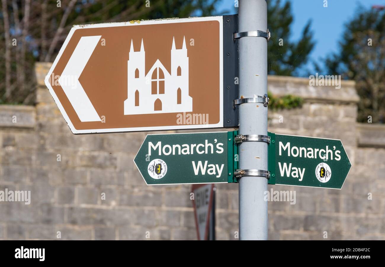 La route de Monarch sur un panneau, partie de la route d'évasion du roi Charles II, à Arundel, West Sussex, Angleterre, Royaume-Uni. Panneau Monarchs Way. Banque D'Images