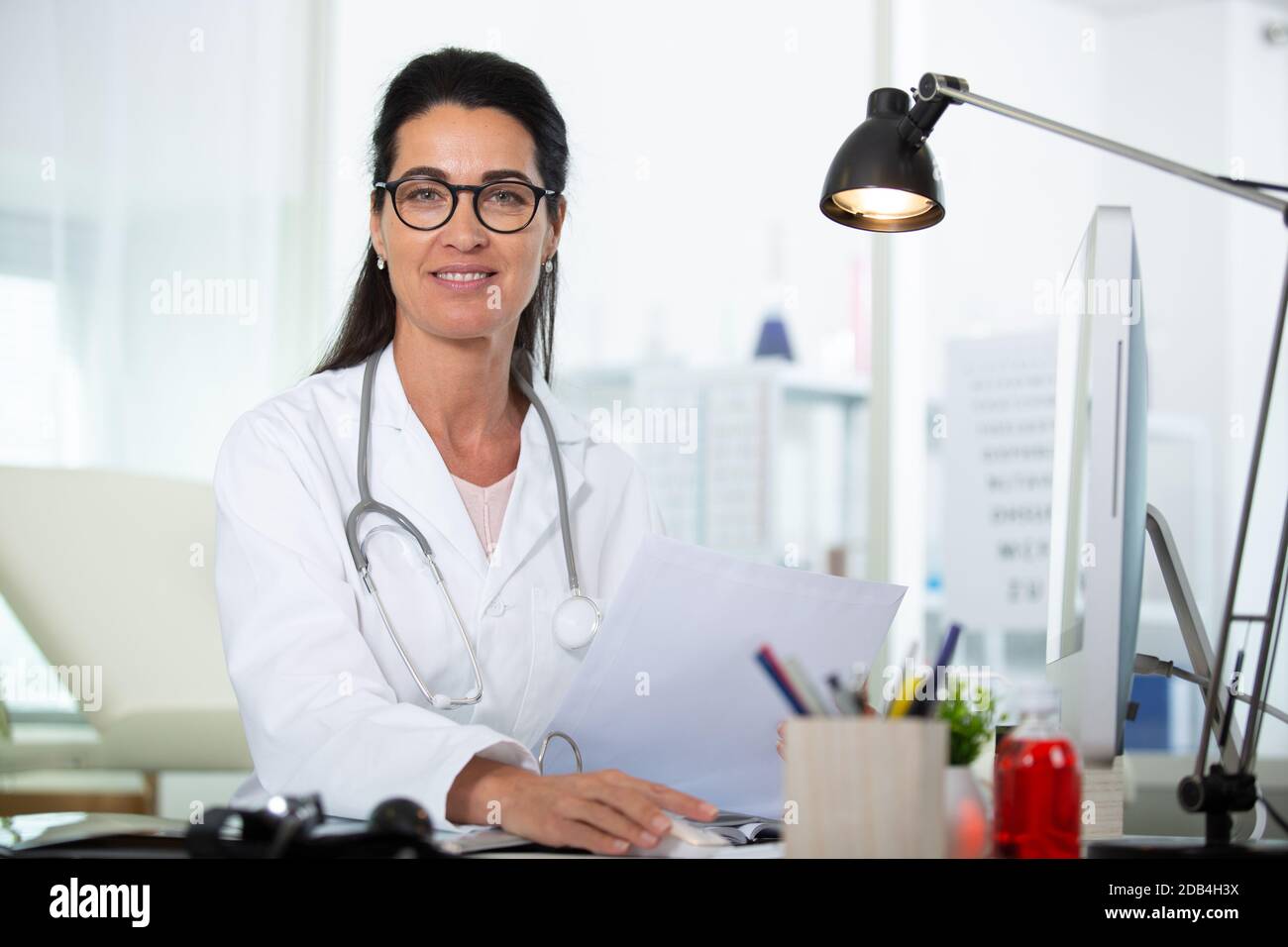 médecin femme dans son bureau Banque D'Images