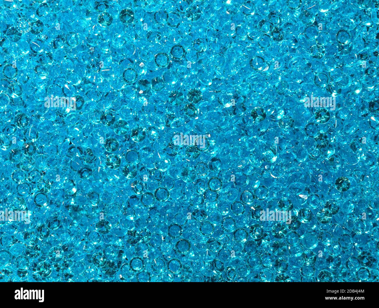 Gros plan de nombreux cristaux de rhinestone bleus, vue de dessus élevée, directement au-dessus Banque D'Images