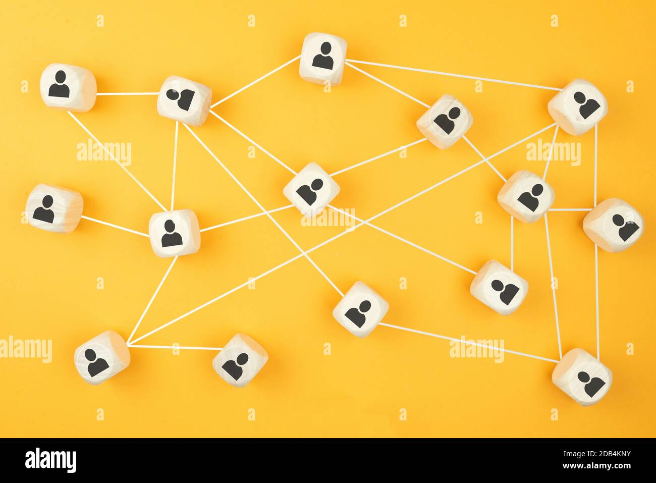 connexions entre les personnes, concept de réseau social avec des blocs de bois sur fond coloré Banque D'Images