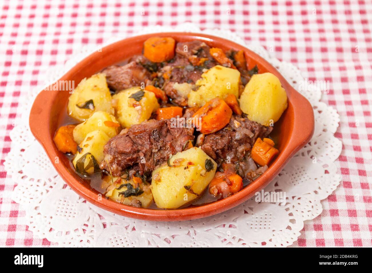 Repas rustique traditionnel de queue de bœuf avec pomme de terre et carotte de la région de l'Alentejo, Portugal. Banque D'Images