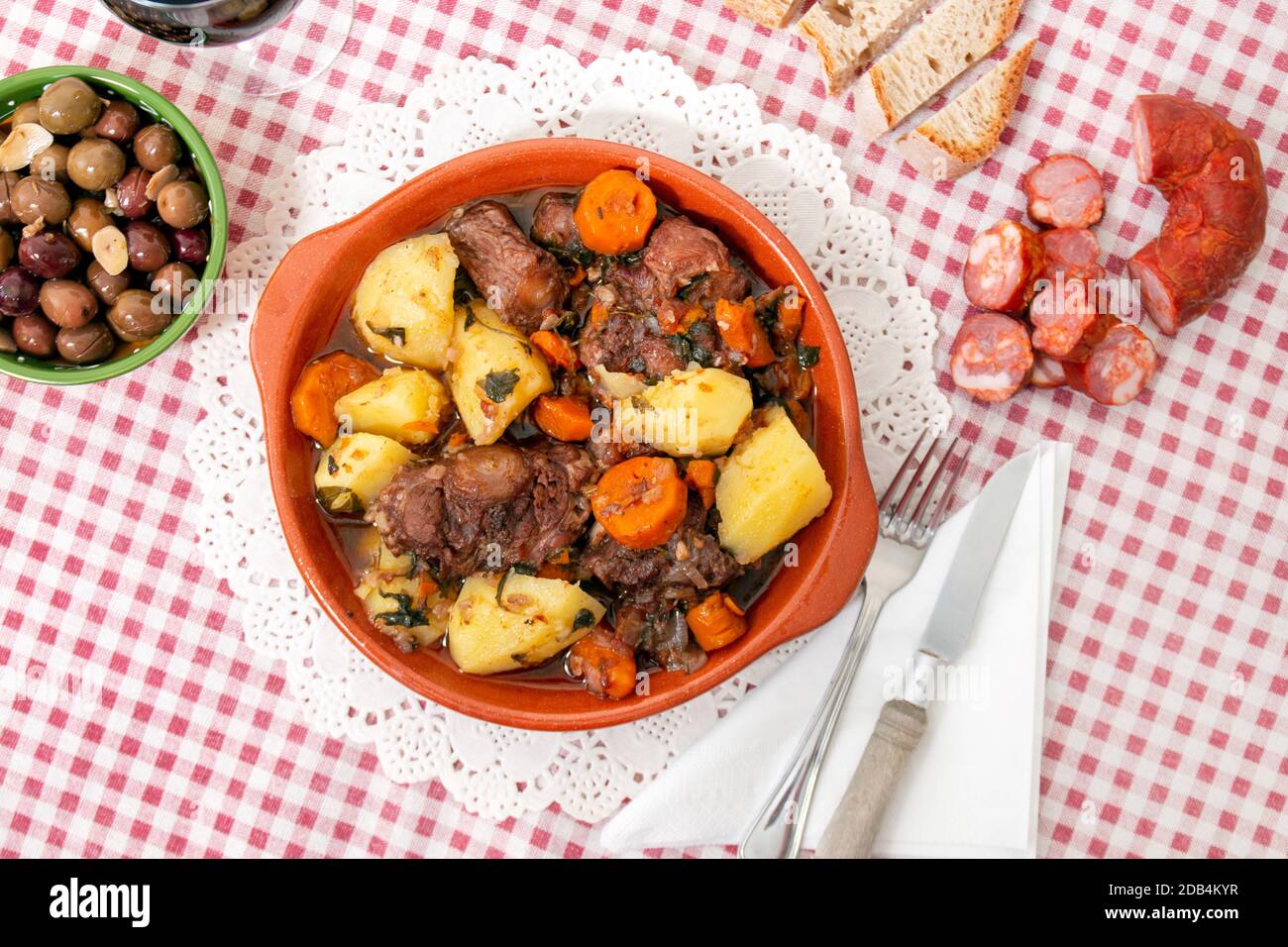 Repas rustique traditionnel de queue de bœuf avec pomme de terre et carotte de la région de l'Alentejo, Portugal. Banque D'Images