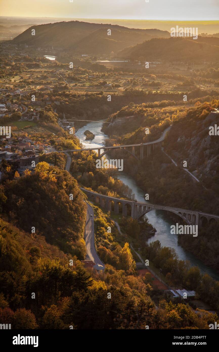 Vue aérienne de deux ponts Solkan avec un ajouté pour Les cyclistes slovènes et italiens à utiliser Banque D'Images