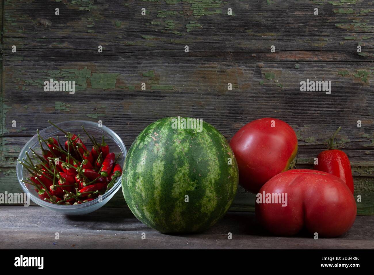 Still Life Macro photo des poivrons et de la pastèque aux tomates Sur fond de bois abîmé Banque D'Images